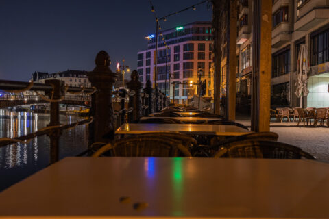 Restaurant bei Nacht in Berlin an der Friedrichstraße
