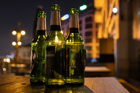 3 Flaschen Bier zur Corona Zeit in der Nacht in Berlin