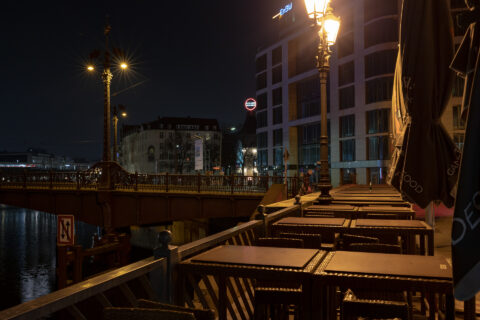 Restaurant bei Nacht in Berlin an der Friedrichstraße