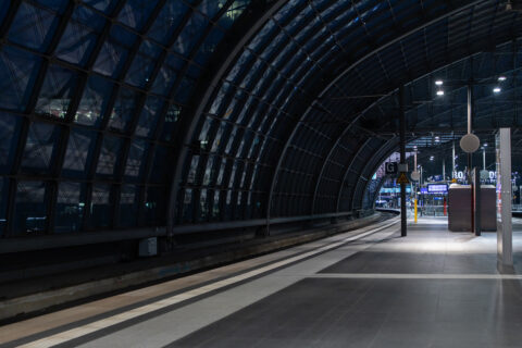 Hauptbahnhof Berlin Schienen bei Nacht zur Coronazeit