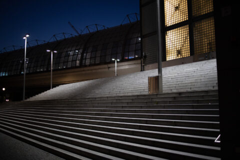 Treppen am Berliner Hauptbahnhof bei Nacht