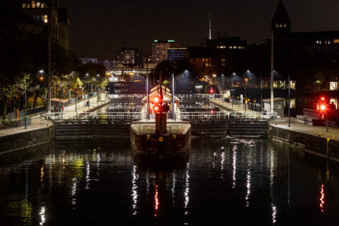 Mühlendammschleuse in Berlin bei Nacht
