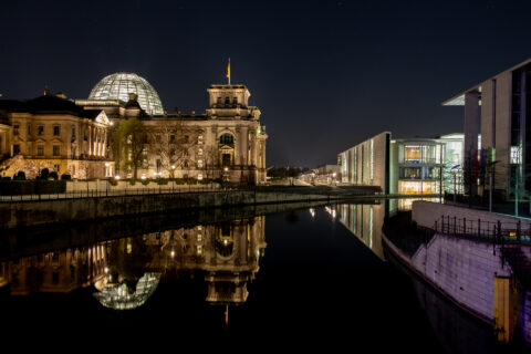 Deutscher Reichstag in Berlin bei Nacht