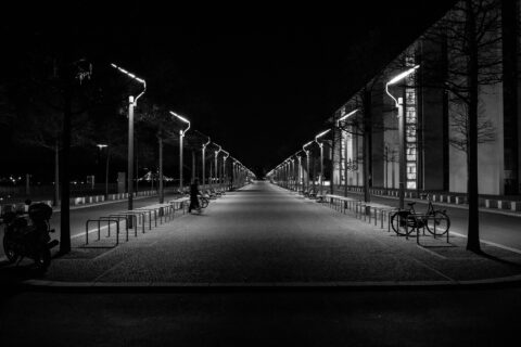 Bundesstraße neben dem deutschen Reichstag in Berlin bei Nacht