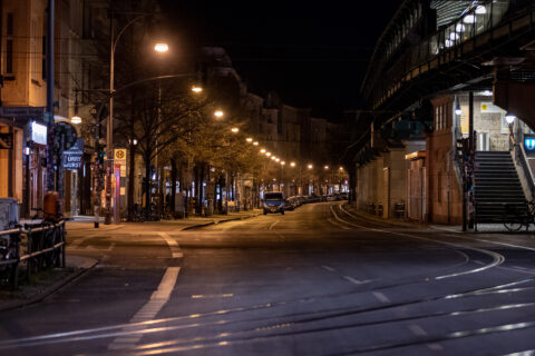 Schönhauser Allee bei Nacht in Berlin