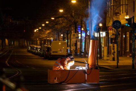 Ein Schweißer repariert Schienen der Berliner Tram auf der Schönhauser Allee