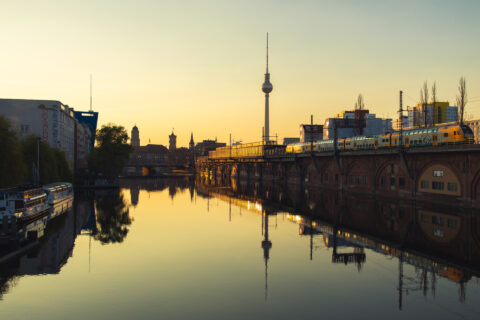Berlin Friedrichshain Blick auf den Alexanderplatz mit dem Fernsehturm