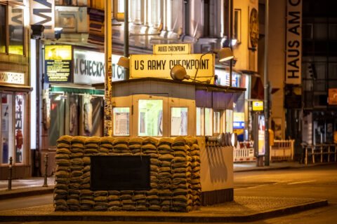 Checkpoint Charlie Berlin bei Nacht