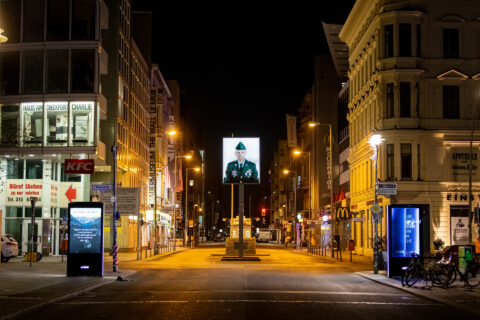 Checkpoint Charlie Berlin bei Nacht