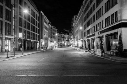 Taubenstraße bei Nacht in Berlin