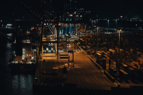 Hamburg Hafen Container Terminal in der Nacht