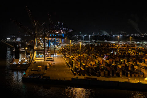 Hamburg Hafen Container Terminal in der Nacht