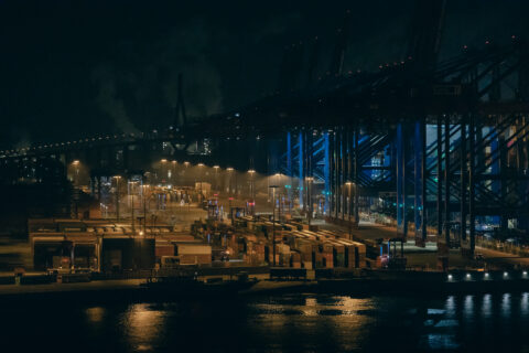 Hamburg Hafen Container Terminal in der Nacht