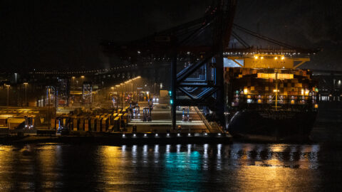 Hamburg Hafen Container Terminal in der Nacht
