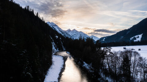 Bergpanorama Österreich bei untergehender Sonne