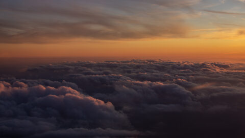 Sonnenuntergang über den Wolken