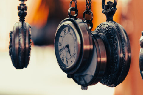 Alten Uhren auf einem Wochenmarkt CloseUp