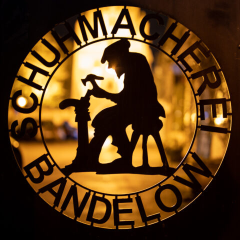 Neubrandenburg Schuhmacher Aufsteller in der Nacht