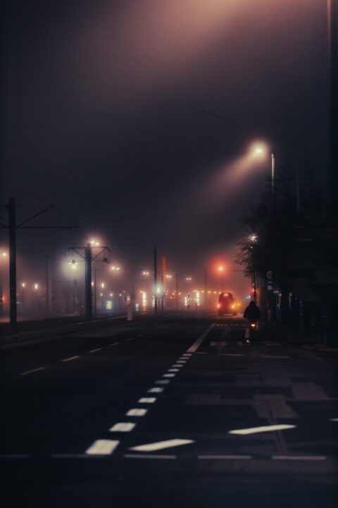 Berlin Alexanderplatz in der Nacht bei starkem Nebel