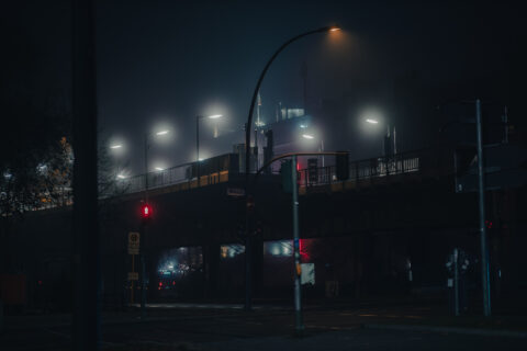 Berlin U Bahnhof Hallesches Tor Hochbahn in der Nacht mit Nebel