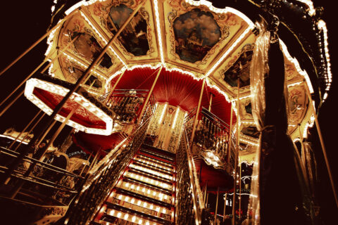 Altes Karussel auf einem Weihnachtsmarkt in Berlin