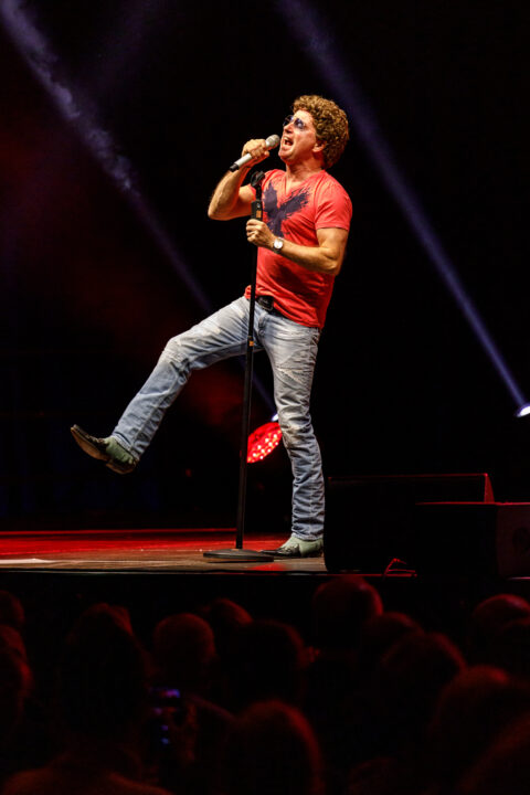 Atze Schröder begeistert das Publikum im Tempodrom Berlin mit seiner Live-Performance auf der Bühne
