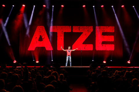 Atze Schröder begeistert das Publikum im Tempodrom Berlin mit seiner Live-Performance auf der Bühne