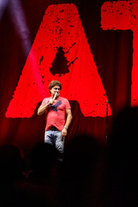 Atze Schröder begeistert das Publikum im Tempodrom Berlin mit seiner Live-Performance auf der Bühne