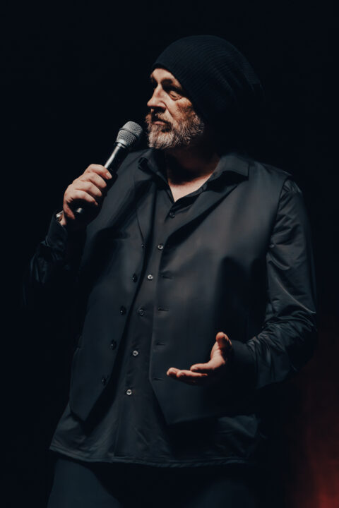 Torsten Sträter auf der Bühne im Admiralspalast Berlin 2023