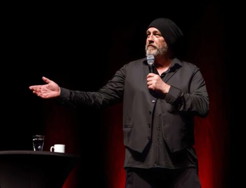 Torsten Sträter: Schnee der auf Ceran fällt - auf der Bühne im Admiralspalast Berlin 2023